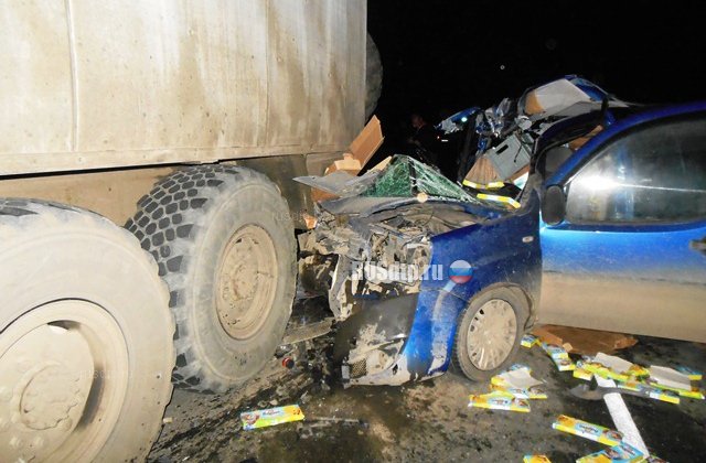 Водитель и пассажирка «Фиата» погибли при столкновении со стоящим КАМАЗом