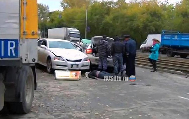 Три человека погибли при столкновении такси с фурой в Новосибирске