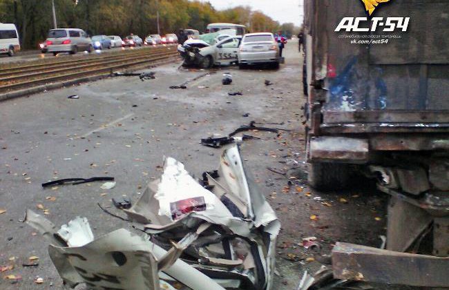 Три человека погибли при столкновении такси с фурой в Новосибирске
