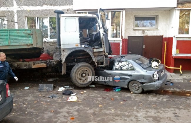 Грузовик врезался в пятиэтажку в подмосковном городе Щелково
