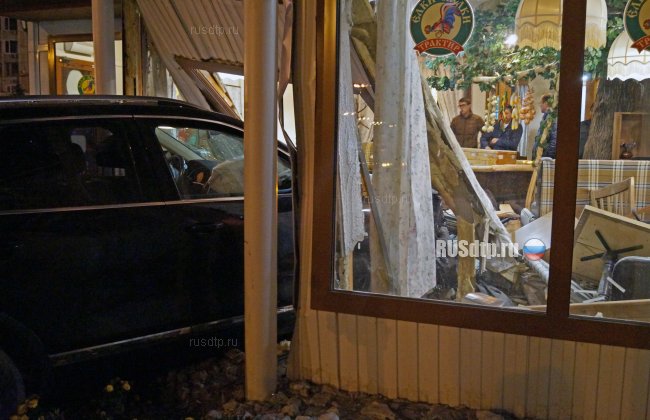 Сын депутата врезался в кафе в Омске. Видео с регистратора