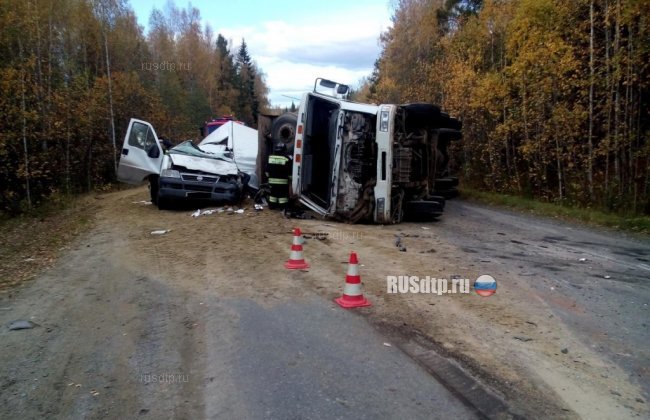В Свердловской области грузовик скатился со спуска и раздавил Fiat