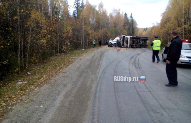 В Свердловской области грузовик скатился со спуска и раздавил Fiat
