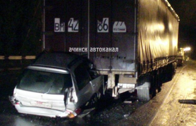 На шоссе в Ачинске легковушка влетела под грузовик. 6 детей остались без отца