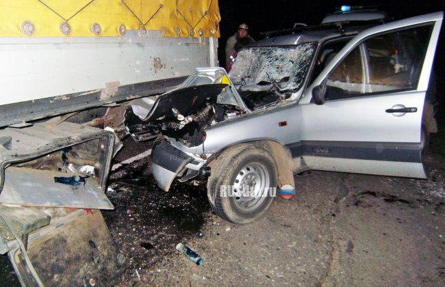 Пассажирка «Шевроле Нива» погибла при столкновении со стоящей фурой