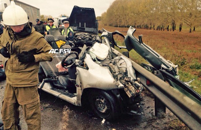 Два пассажира погибли после столкновения Мерседеса и Тойоты в Новосибирской области