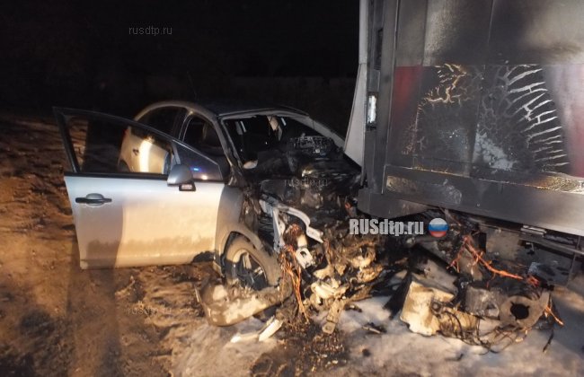 В Кургане водитель Ситроена погиб, врезавшись в полуприцеп тягача