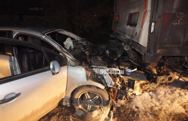 В Кургане водитель Ситроена погиб, врезавшись в полуприцеп тягача