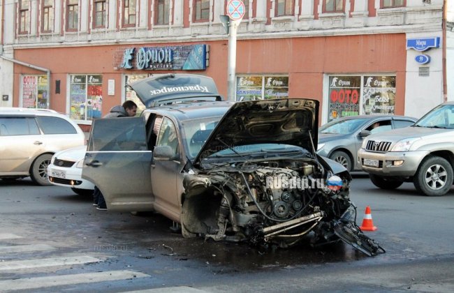 Жёсткая авария на перекрестке Мира &#8212; Вейнбаума в Красноярске