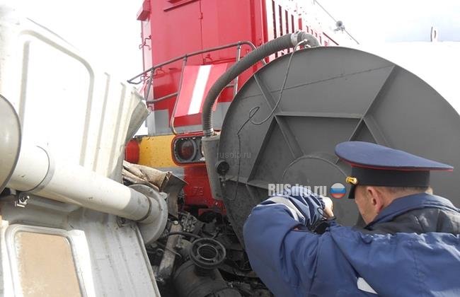 КАМАЗ столкнулся с поездом в Свердловской области