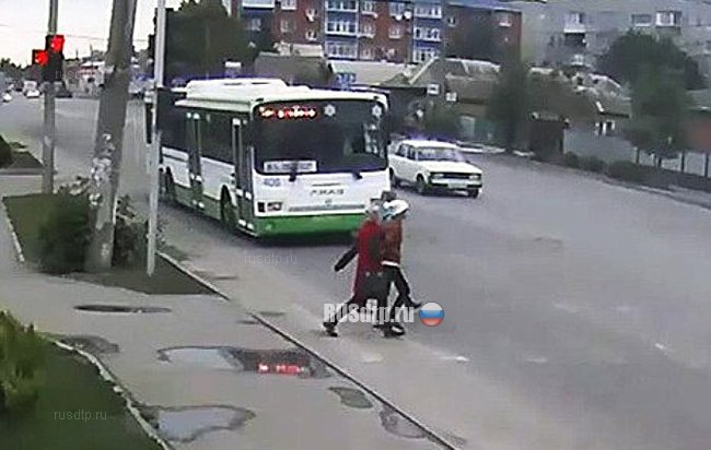 В Краснодаре автобус сбил трех 16-летних школьниц на «зебре»