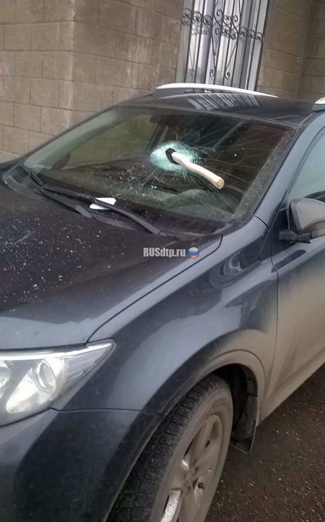 В Уфе водителю воткнули топор в лобовое стекло за неправильную парковку