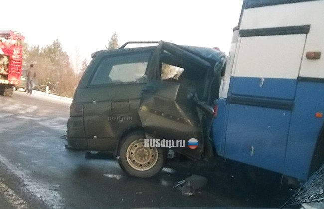 ВАЗ-2111 лоб в лоб столкнулся с автобусом на трассе Сургут – Лянтор