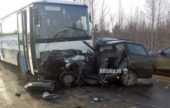ВАЗ-2111 лоб в лоб столкнулся с автобусом на трассе Сургут – Лянтор