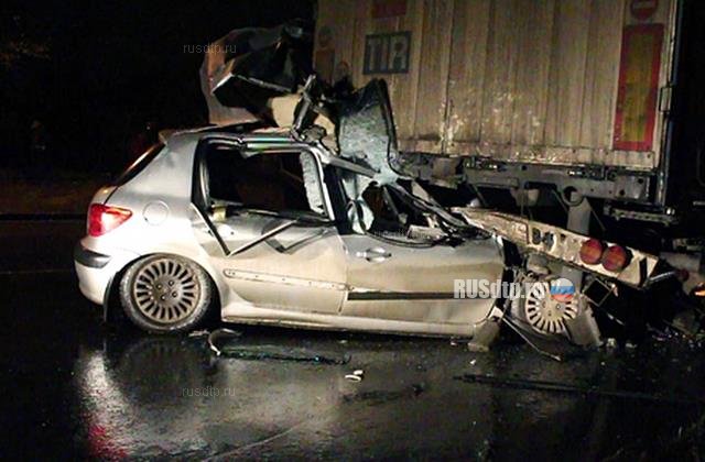 «Пежо» врезался в грузовик в Челябинске. Погибла девушка