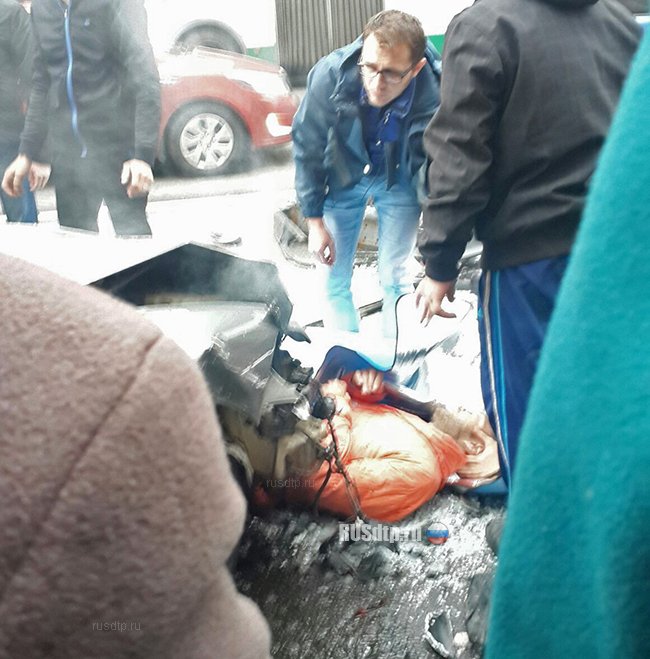 В Петербурге уснувший водитель врезался в остановку и сбил 5 человек