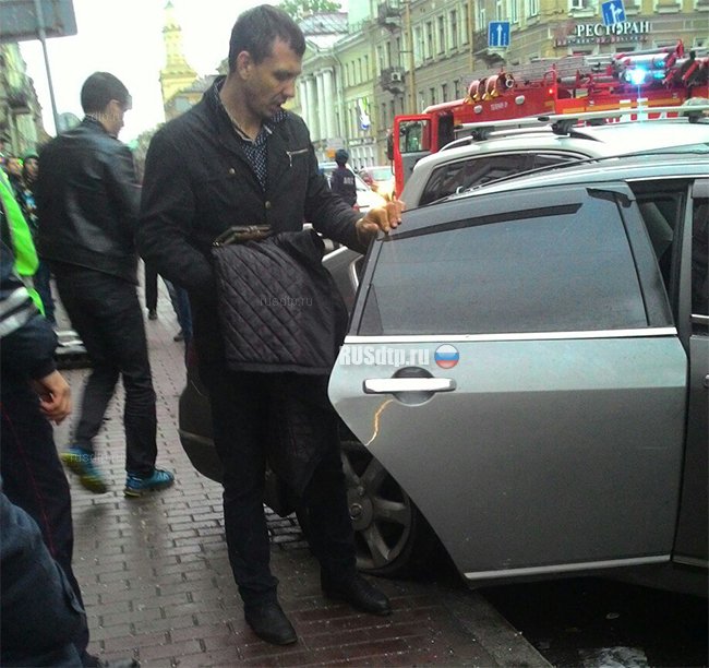 В Петербурге уснувший водитель врезался в остановку и сбил 5 человек
