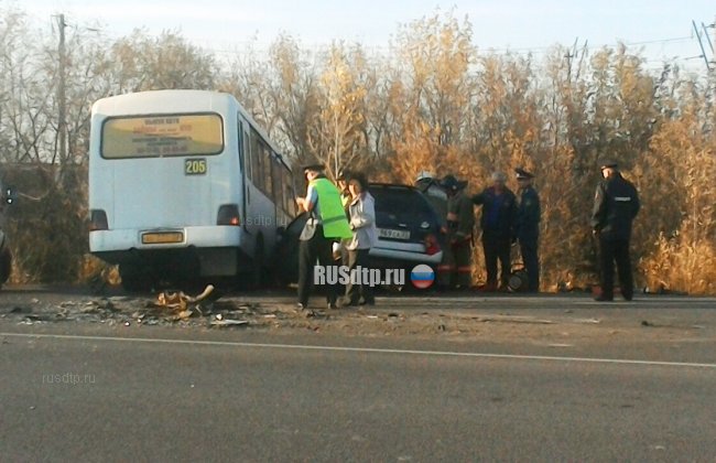 Автобус столкнулся с легковым автомобилем в Новоалтайске. Один человек погиб