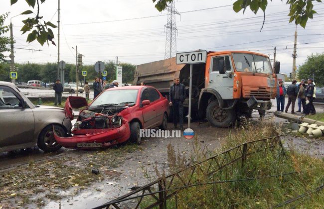 В Красноярске КАМАЗ снес шесть машин на перекрестке