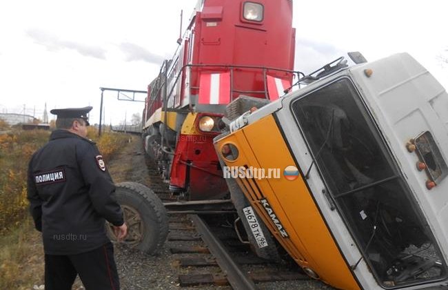 КАМАЗ столкнулся с поездом в Свердловской области