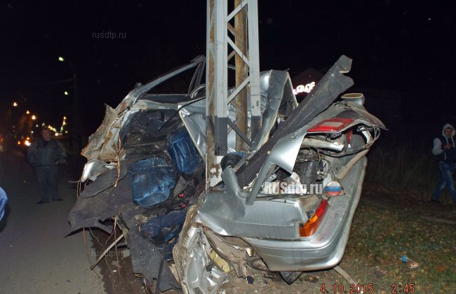 ВАЗ-2115 намотался на столб, уходя от погони полиции в Коврове