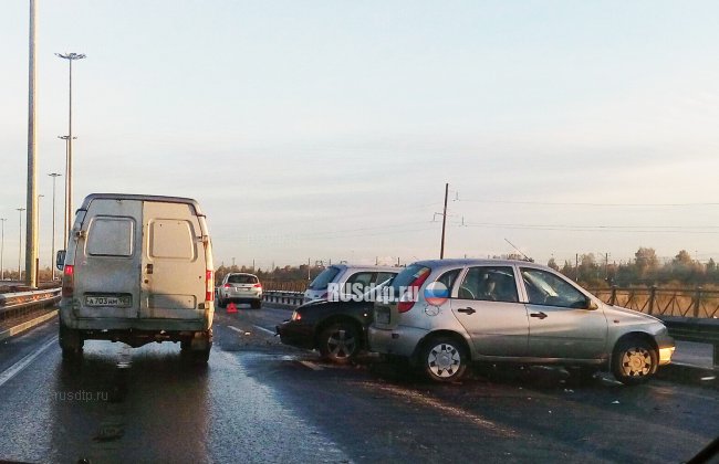 Десятки машин столкнулись в Санкт-Петербурге и области из-за гололеда