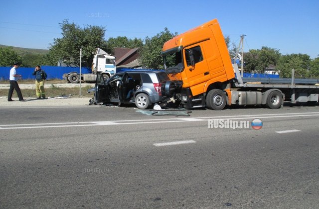 «Suzuki Grand Vitara» столкнулся с фурой на трассе Краснодар-Новороссийск