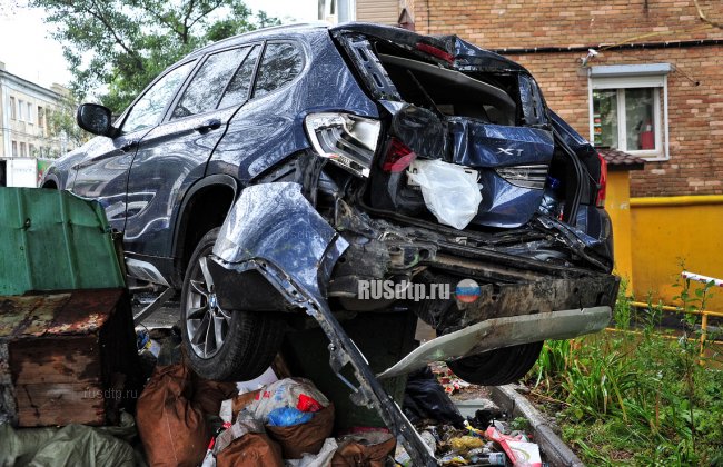 Во Владивостоке BMW X1 «выбросили» на помойку