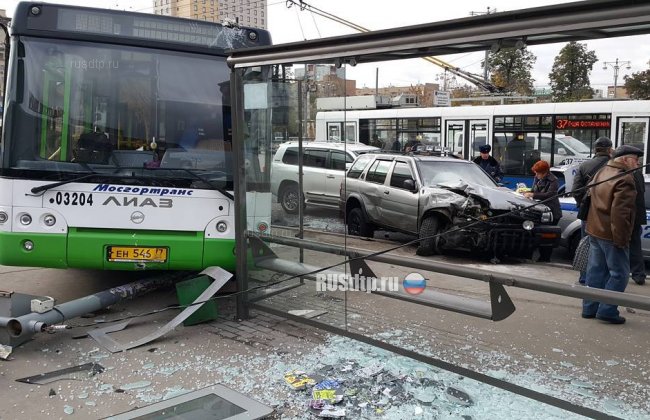 Автобус снес остановку общественного транспорта возле Рижского вокзала