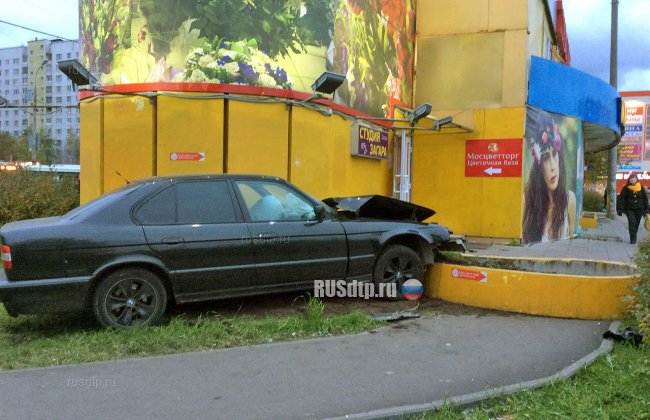 В Отрадном BMW сбил пешеходов и врезался в стену торгового центра