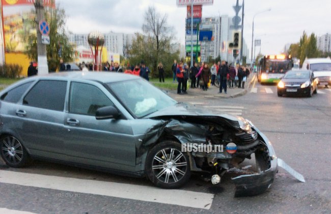 В Отрадном BMW сбил пешеходов и врезался в стену торгового центра