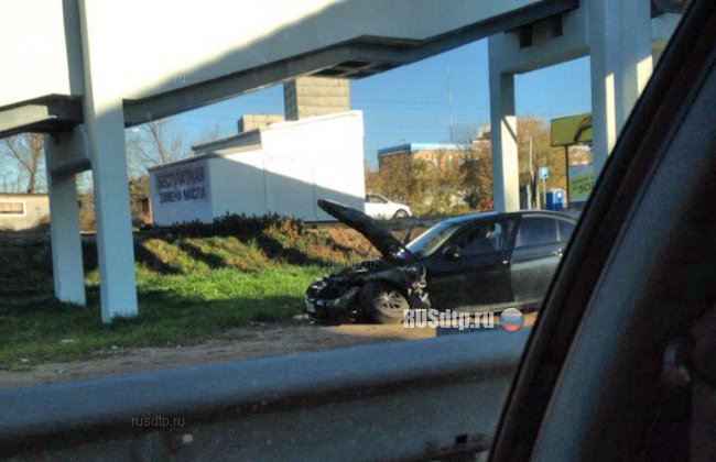 В Балашихе полицейский на BMW врезался в остановку. Погиб человек