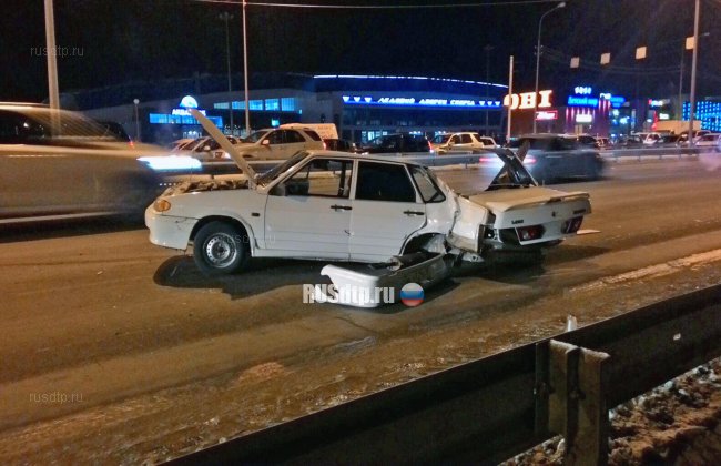 В Сургуте в результате ДТП ВАЗ-2115 разорвало на части