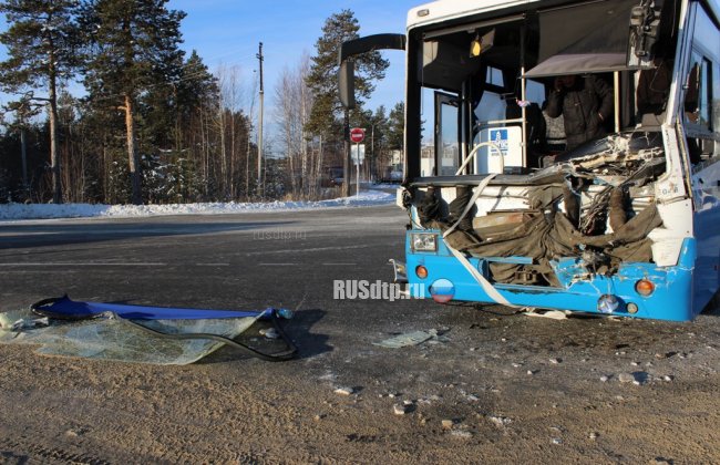 12 человек пострадали при столкновении автобуса с КАМАЗом в Когалыме