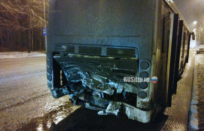 На улице Лянгасова в Перми «Додж» столкнулся с автобусом. Двое погибли