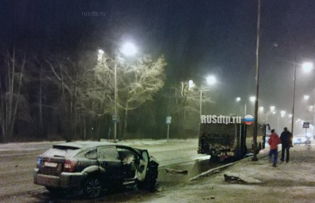 На улице Лянгасова в Перми «Додж» столкнулся с автобусом. Двое погибли
