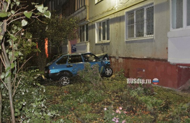 Неисправность или самоубийство? В Твери ВАЗ-2109 врезался в стену дома