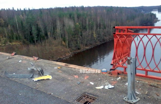 Фура, груженная 20 тоннами масла, упала с моста под Выборгом