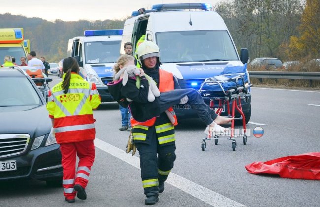 В Германии в ДТП попал автобус с 60 детьми (фото)