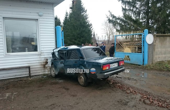 ВАЗ-2105 врезался в опору ворот под Альметьевском