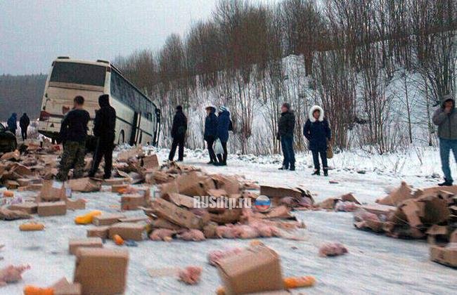 Автобус и грузовик столкнулись в Пермском крае