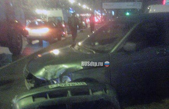 В Петербурге автомобиль сбил двоих на остановке