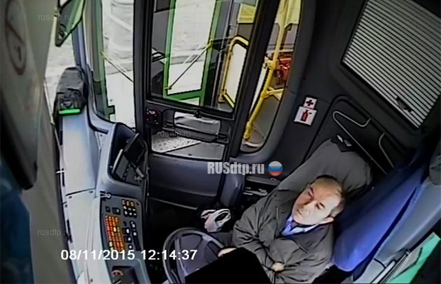 Видео со спящим водителем автобуса появилось в сети