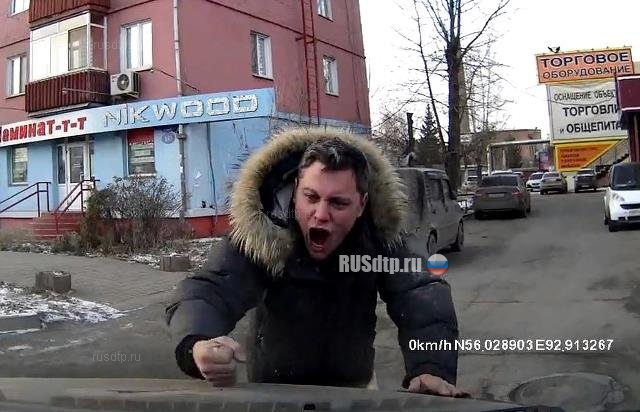 В Красноярске пьяный пешеход напал на автомобиль и получил перцовым баллончиком в лицо