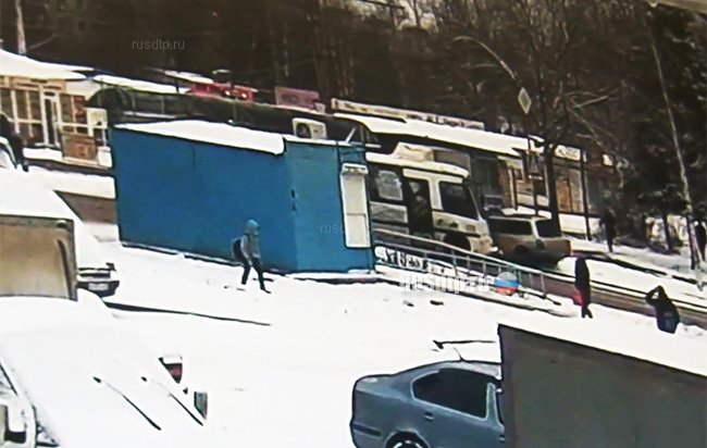 Автобус столкнулся с внедорожником в Твери. Видео с камеры