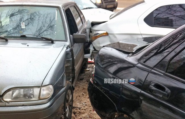 Пьяная девушка за рулем разгромила 6 автомобилей в Ульяновске