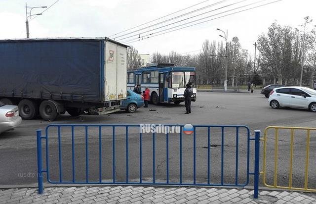 В Днепропетровске фура устроила ДТП с троллейбусом, машиной и сбила пешехода
