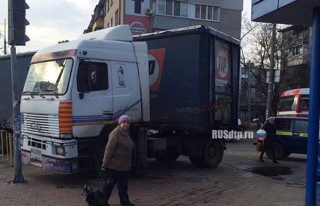 В Днепропетровске фура устроила ДТП с троллейбусом, машиной и сбила пешехода