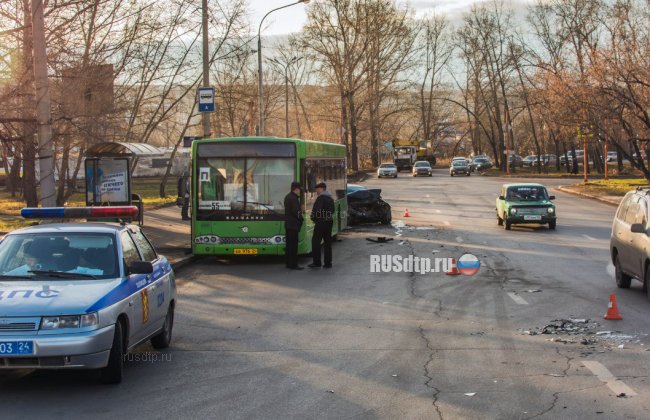 В Красноярске пьяный водитель на скорости 100 км/ч врезался в автобус