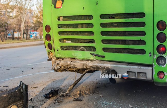 В Красноярске пьяный водитель на скорости 100 км/ч врезался в автобус